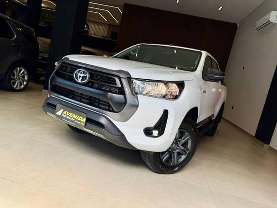 TOYOTA HILUX 2.8 D-4D TURBO DIESEL CD SR 4X4 AUTOMÁTICO